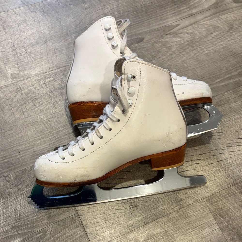 Riedell White Youth Ice Skates junior kid girls size 13 pet and smoke free home